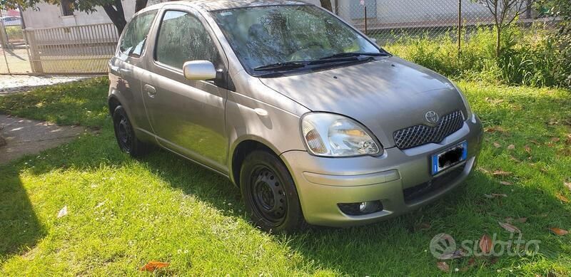 Second-hand Toyota Yaris 75 CP (55 kW) 2003 Gri Hatchback