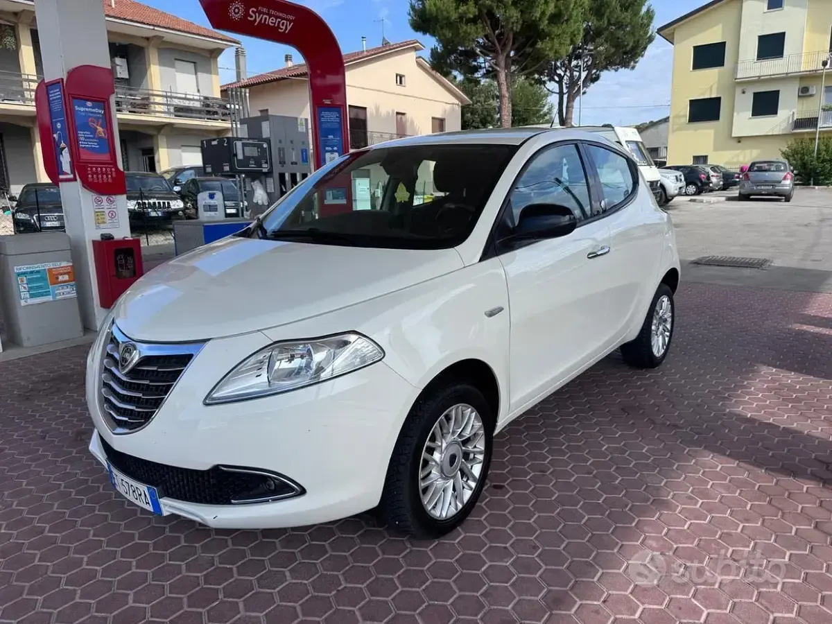 Usata Lancia Ypsilon Silver 80 CV (58 kW) 2014 Bianco Utilitaria