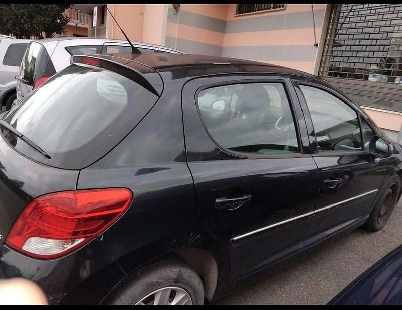 Nero Usata 2013 Peugeot 207 Tre volumi | 5800 € (Cara) - Immagine 1/1