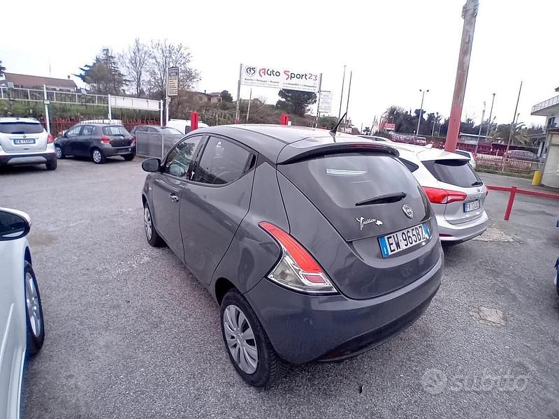 Usata Lancia Ypsilon 80 CV (58 kW) 2014 Grigio Utilitaria