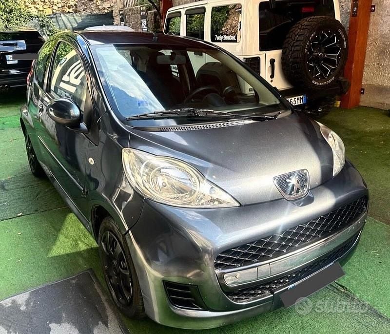Usata Peugeot 107 67 CV (49 kW) 2010 Grigio Utilitaria