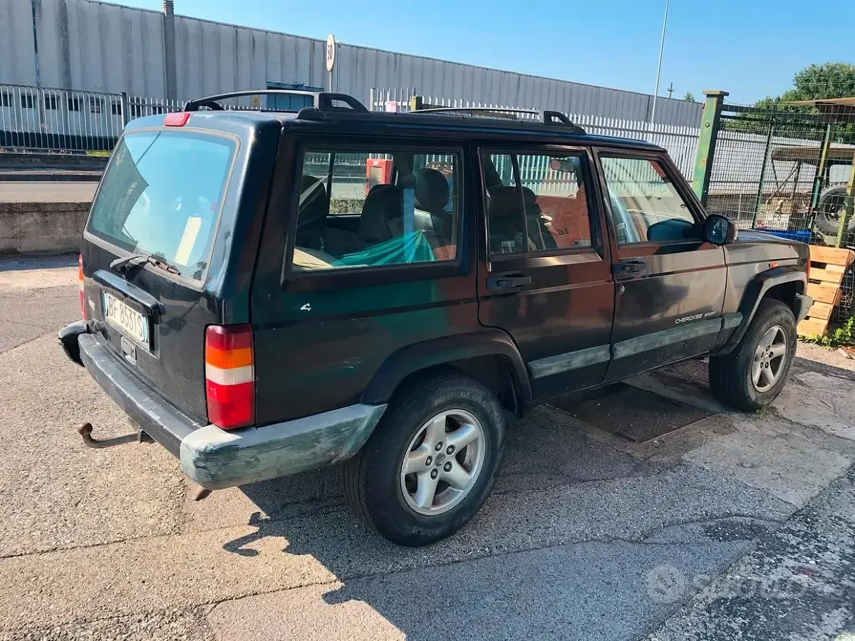 Usata Jeep Cherokee 116 CV (85 kW) 1999 Nero SUV