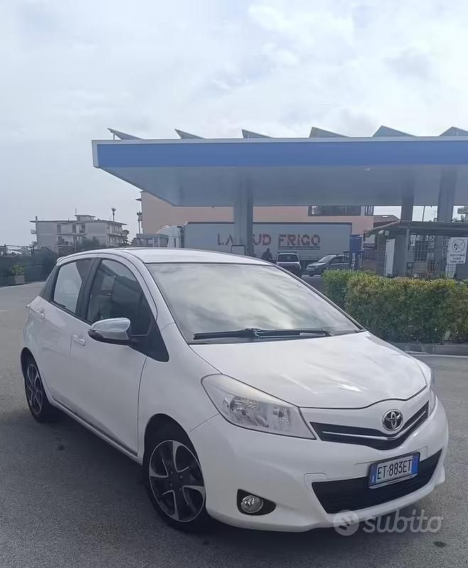 Usata Toyota Yaris 69 CV (50 kW) 2014 Bianco Utilitaria