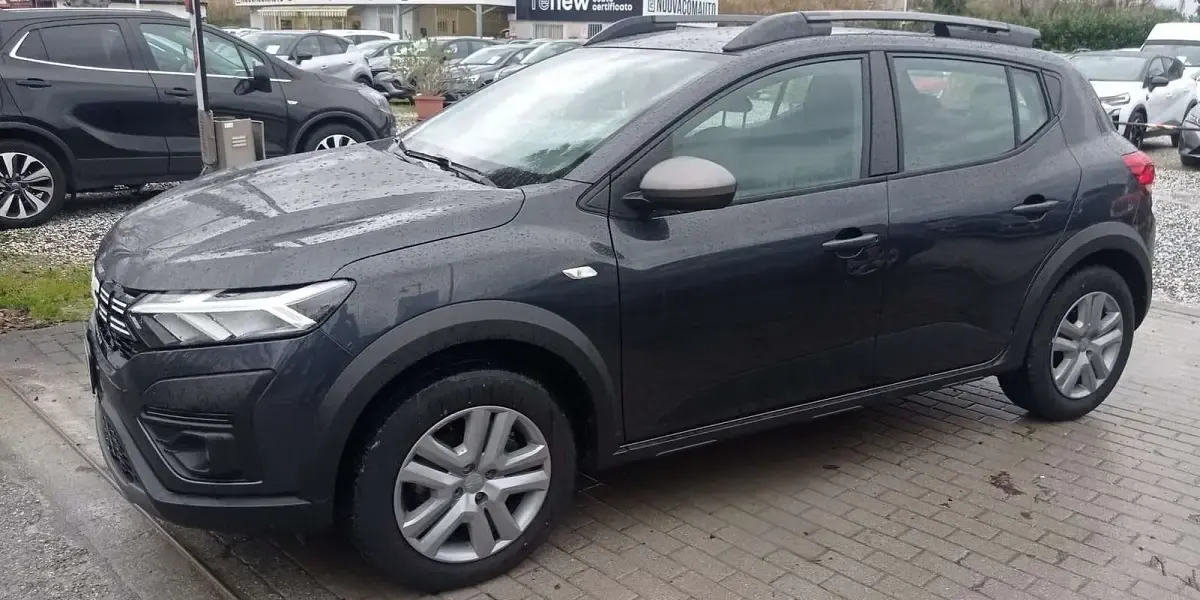 Begagnad Dacia Sandero Essentiel 101 HK (74 kW) 2023 Sedan