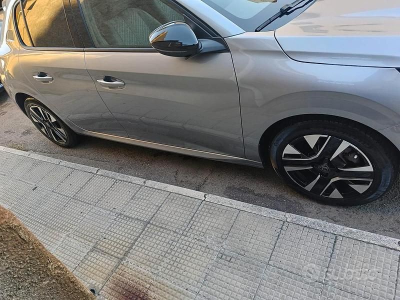 Usata Peugeot 208 Allure 101 CV (74 kW) 2024 Grigio Utilitaria