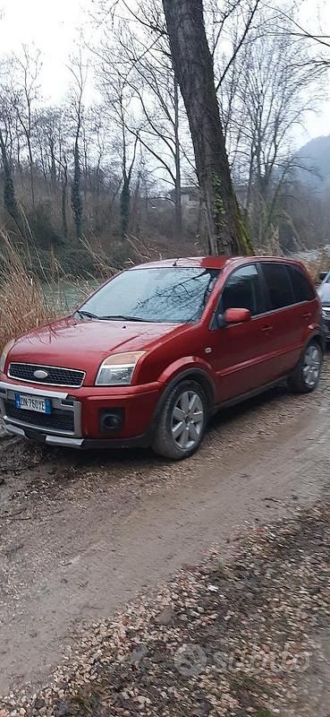 Usata Ford Fusion 101 CV (74 kW) 2008 Rosso Utilitaria