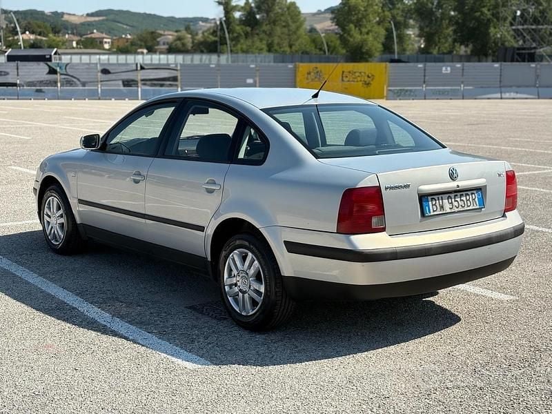Usata VW Passat Highline 116 CV (85 kW) 1999 Argento Berlina