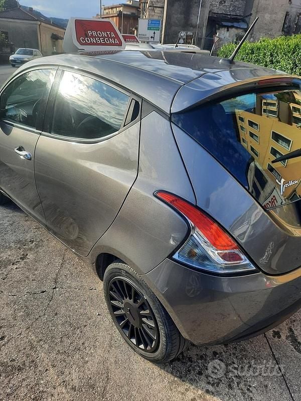 Usata Lancia Ypsilon S 69 CV (50 kW) 2022 Grigio Utilitaria