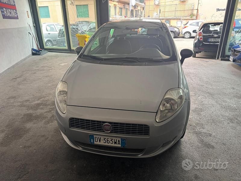 Grigio Usata 2009 Fiat Grande Punto Dynamic Due volumi | 2900 € (Buon prezzo) - Immagine 1/4