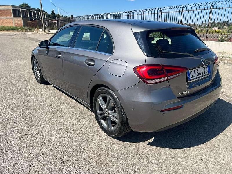 Usata Mercedes A180 Business 116 CV (85 kW) 2019 Grigio Berlina