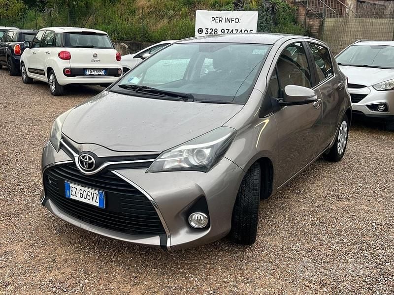 Usata Toyota Yaris 69 CV (50 kW) 2015 Grigio Utilitaria