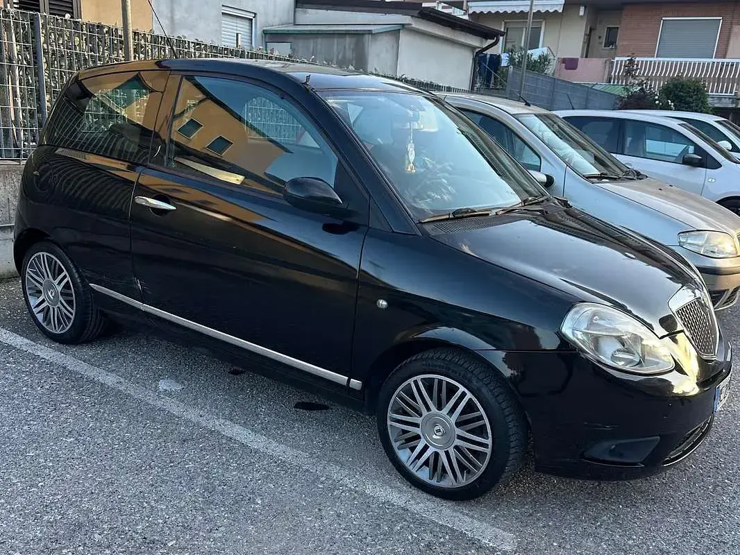 Usata Lancia Ypsilon 90 CV (66 kW) 2007 Nero Utilitaria