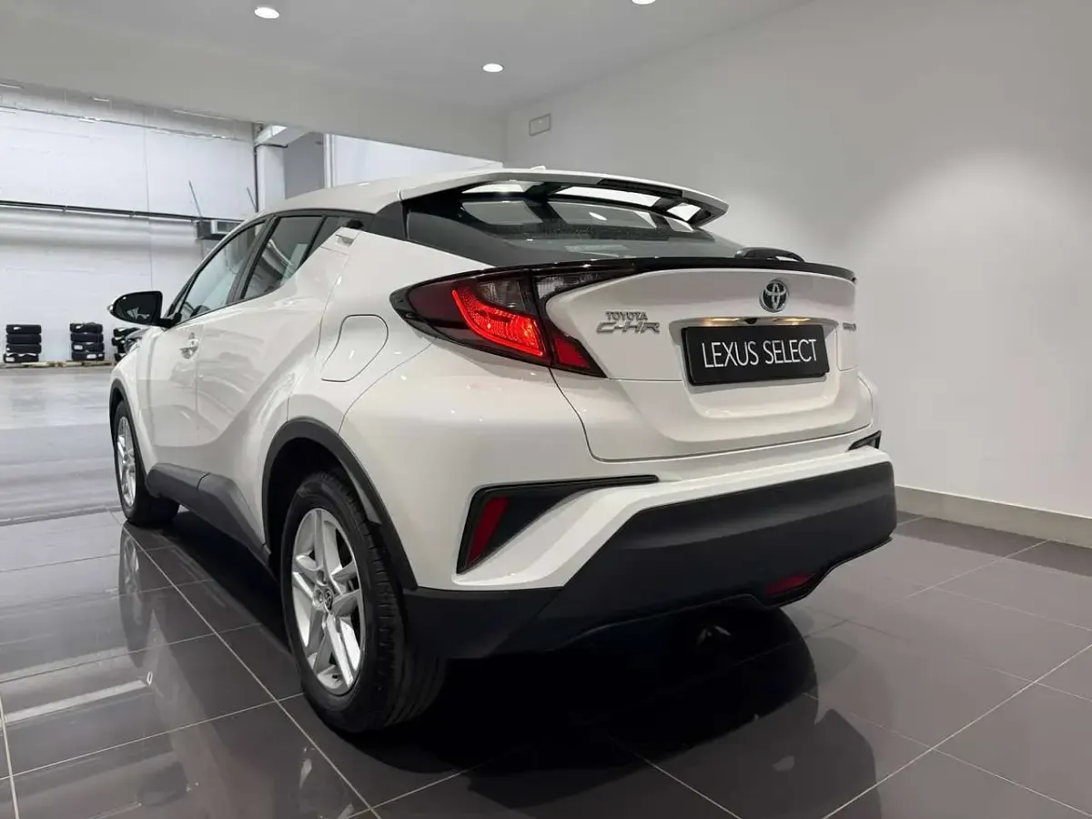 Usata Toyota C-HR Active 98 CV (72 kW) 2023 Solid white SUV