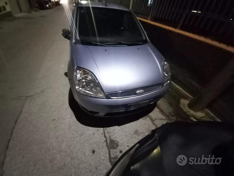 Usata Ford Fiesta 73 CV (53 kW) 2005 Grigio Berlina