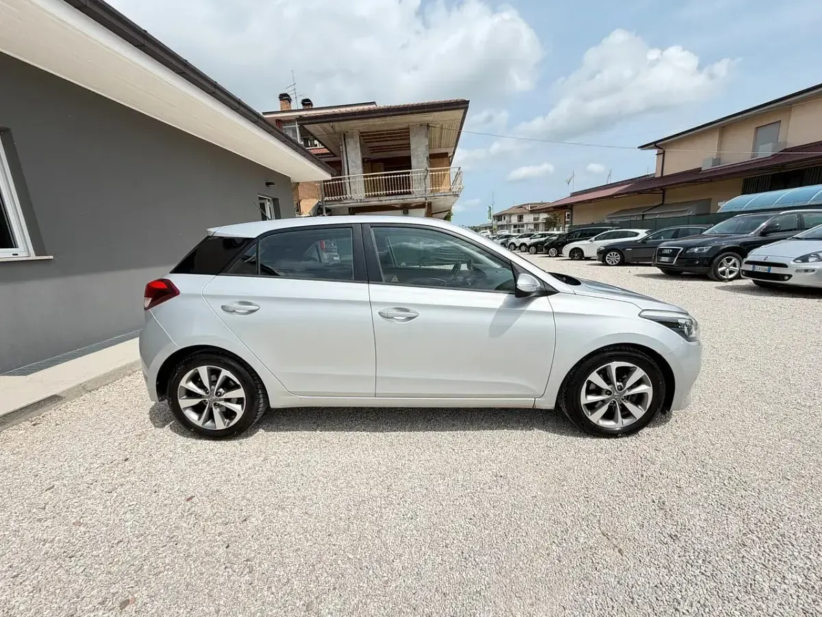Usata Hyundai i20 75 CV (55 kW) 2016 Argento Berlina