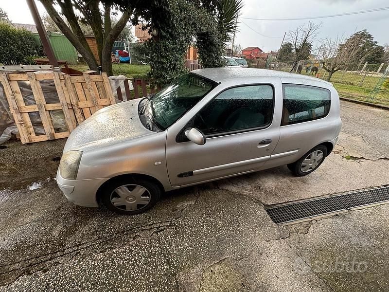 Usata Renault Clio II 65 CV (47 kW) 2003 Grigio Berlina