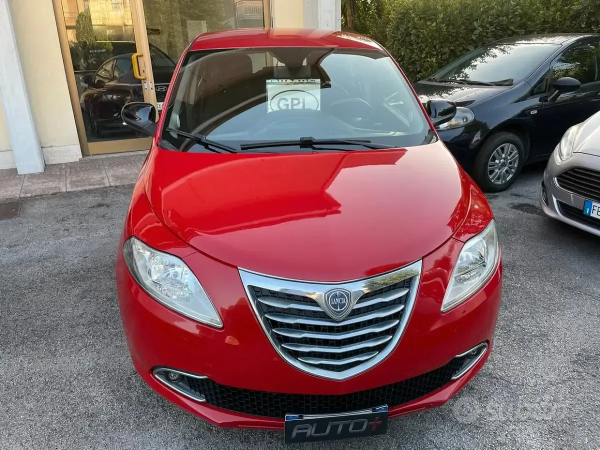 Usata Lancia Ypsilon Gold 69 CV (50 kW) 2012 Rosso Utilitaria