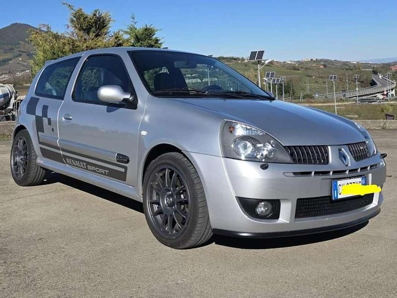 Usata Renault Clio II 179 CV (131 kW) 2005 Argento Berlina