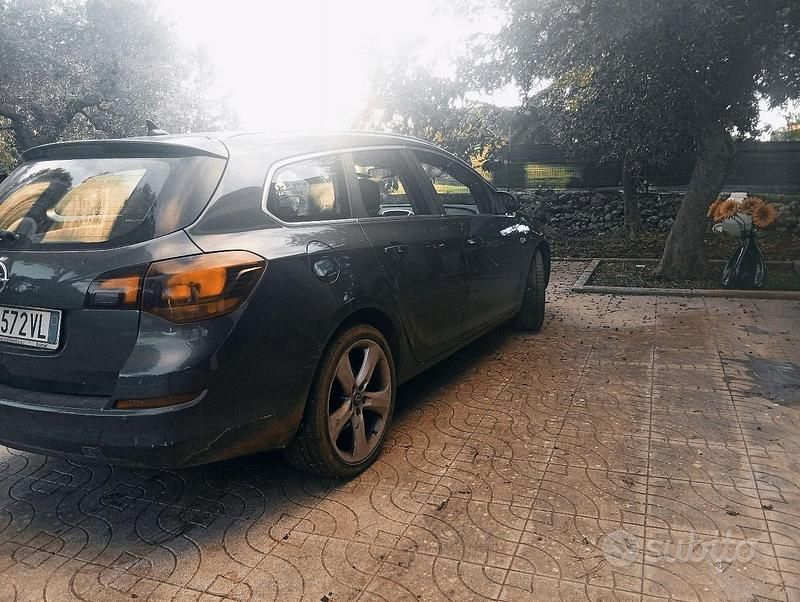 Occasion Opel Astra 165 ch (121 kW) 2011 Gris Berline