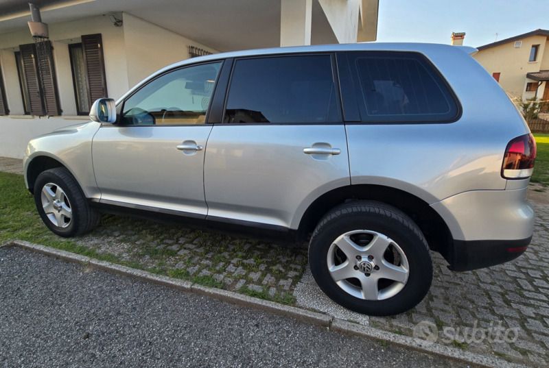 Usata VW Touareg 174 CV (127 kW) 2007 Grigio SUV