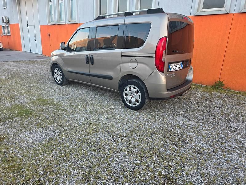Usata Fiat Doblò 120 CV (88 kW) 2017 Marrone Monovolume