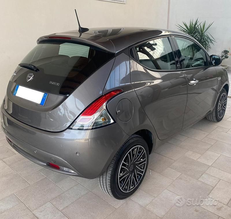 Usata Lancia Ypsilon 69 CV (50 kW) 2021 Grigio Utilitaria