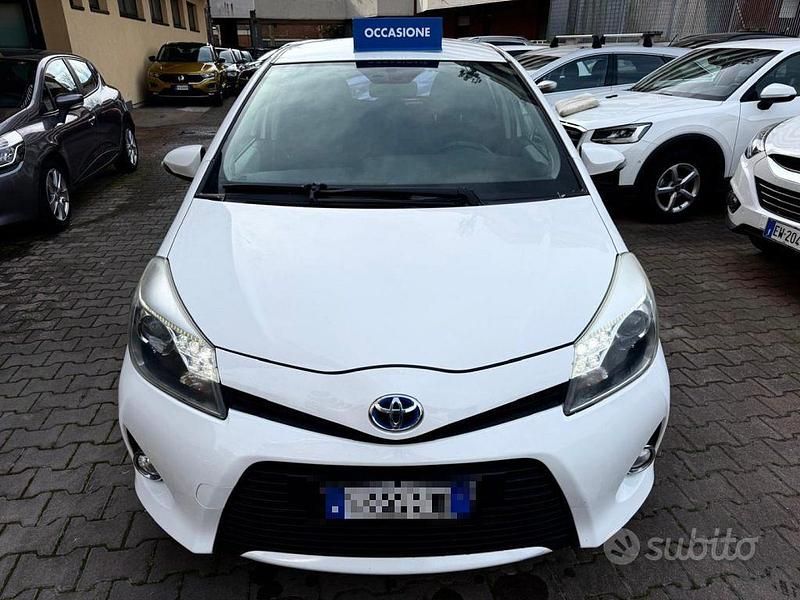 Usata Toyota Yaris Hybrid Lounge 75 CV (55 kW) 2013 Bianco Berlina