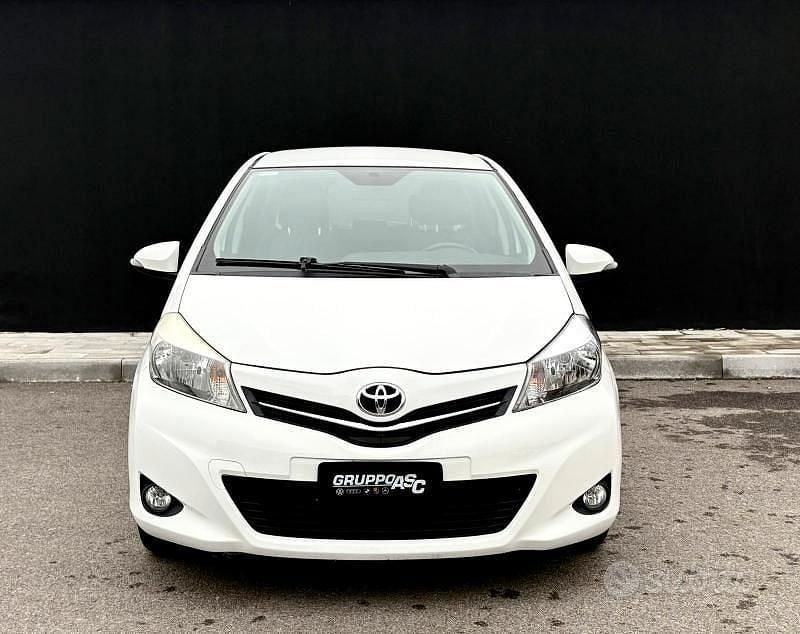 Usata Toyota Yaris 69 CV (50 kW) 2013 Bianco Utilitaria