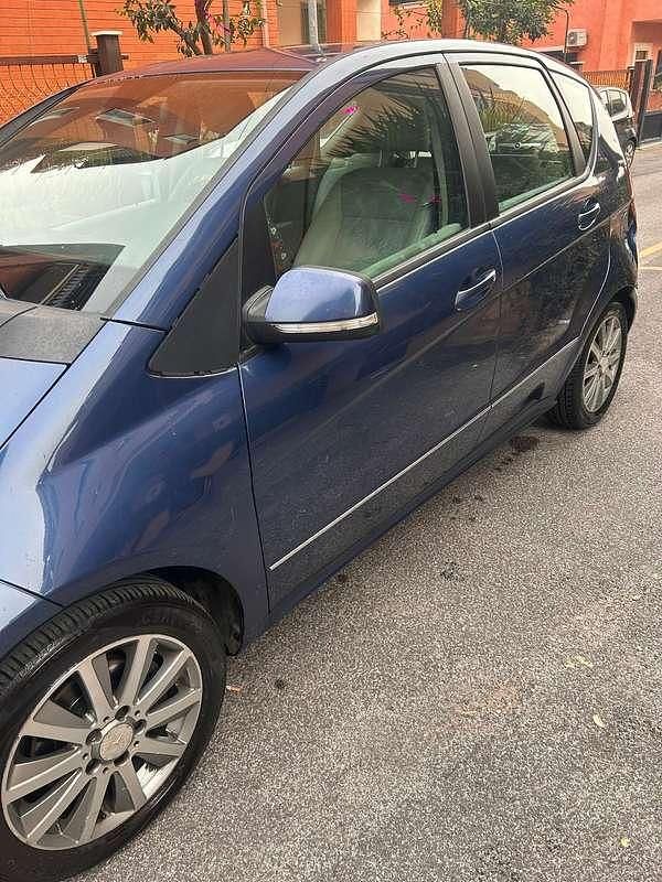 Usata Mercedes A180 Premium 109 CV (80 kW) 2010 Blu/azzurro Monovolume