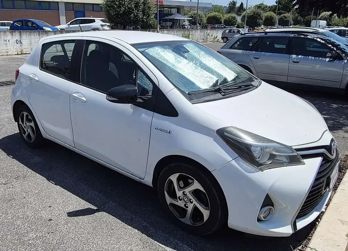 Usata Toyota Yaris Hybrid Active 75 CV (55 kW) 2017 Berlina