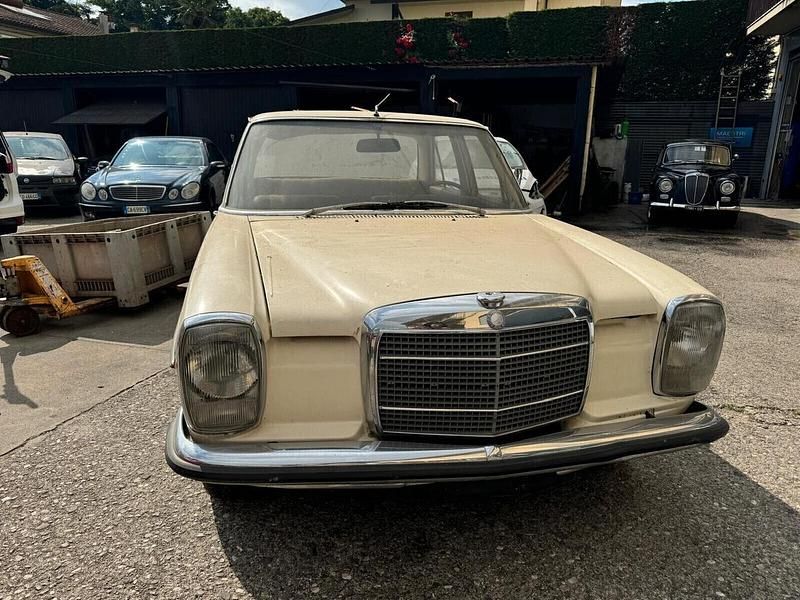 Usata Mercedes 200 95 CV (69 kW) 1972 Beige Berlina
