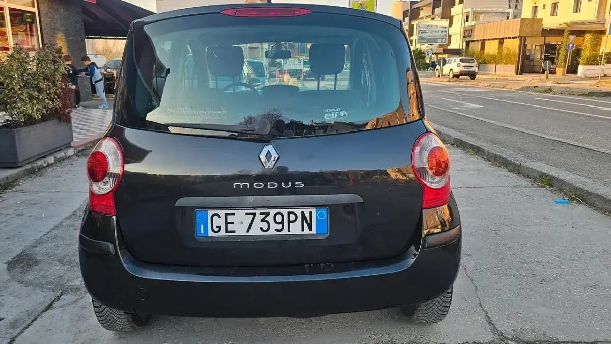 Usata Renault Modus 75 CV (55 kW) 2007 Nero Monovolume