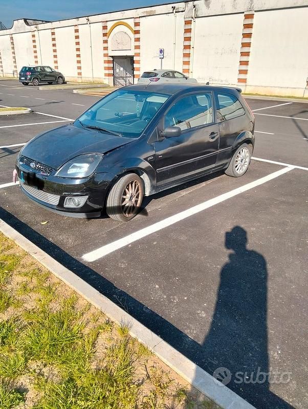 Usata Ford Fiesta 68 CV (50 kW) 2004 Nero Utilitaria