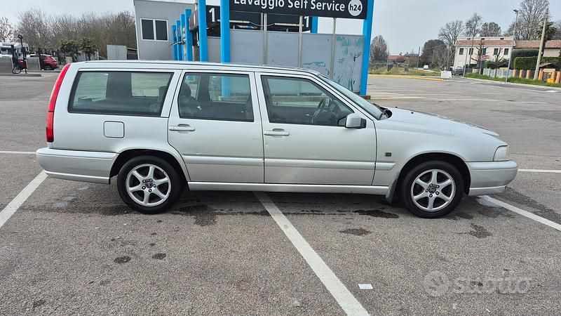 Usata Volvo V70 140 CV (102 kW) 2000 Grigio Station wagon