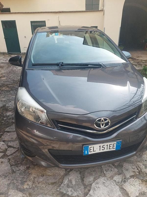 Usata Toyota Yaris Active 69 CV (50 kW) 2011 Grigio Berlina
