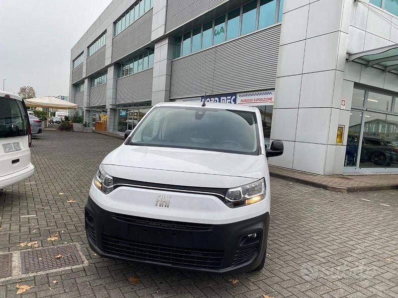 Usata Fiat Doblò 131 CV (96 kW) 2023 Bianco Monovolume