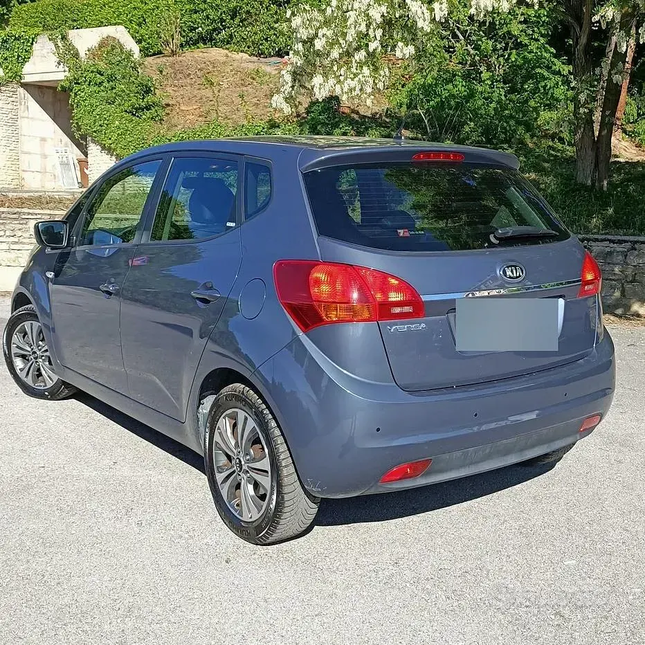 Usata Kia Venga 90 CV (66 kW) 2017 Blu Utilitaria