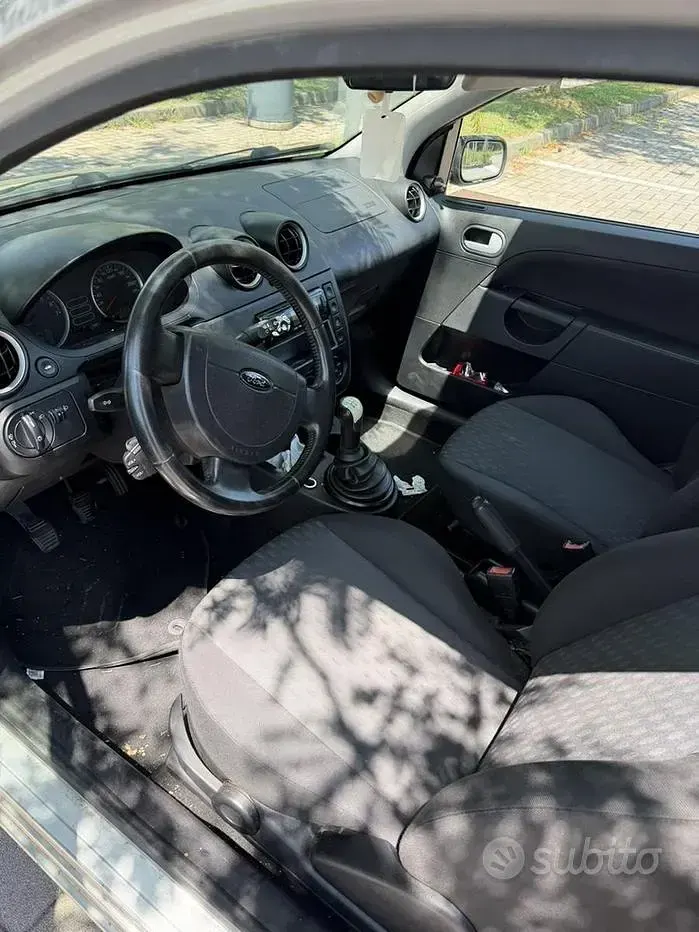 Usata Ford Fiesta 75 CV (55 kW) 2005 Utilitaria