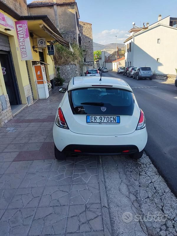 Usata Lancia Ypsilon 95 CV (69 kW) 2013 Bianco Utilitaria