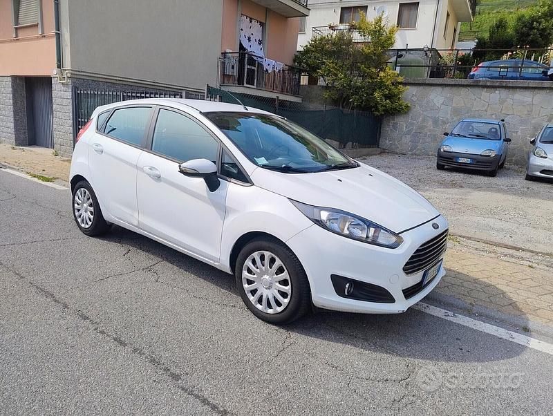 Bianco Usata 2015 Ford Fiesta Due volumi | 4690 € (Ottimo prezzo) - Immagine 1/4