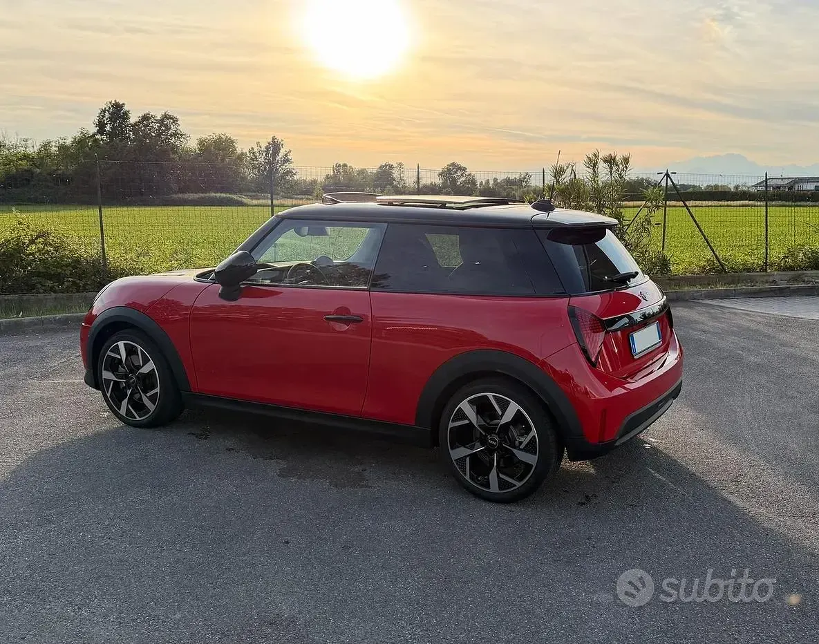 Usata Mini Cooper Classic 156 CV (114 kW) 2024 Rosso Utilitaria