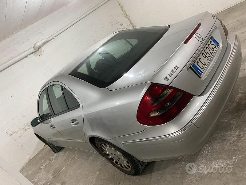 Usata Mercedes E220 150 CV (110 kW) 2003 Berlina