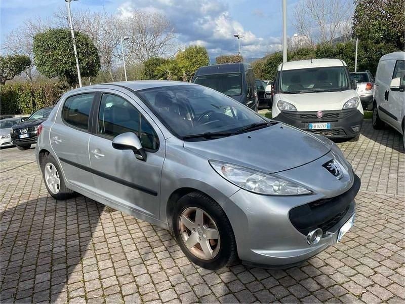 Argento Usata 2006 Peugeot 207 Tre volumi | 1290 € (Ottimo prezzo) - Immagine 1/4