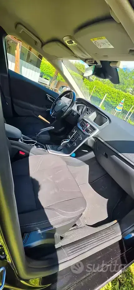 Usata Volvo V40 150 CV (110 kW) 2015 Nero Berlina