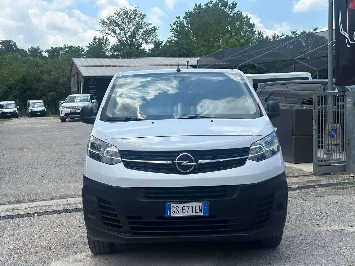 Usata Opel Vivaro 120 CV (88 kW) 2023 Bianco Monovolume