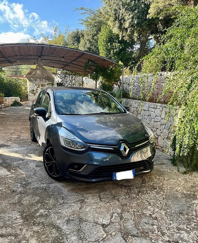 Grigio Usata 2019 Renault Clio IV Due volumi | 10.150 € (Buon prezzo) - Immagine 1/4