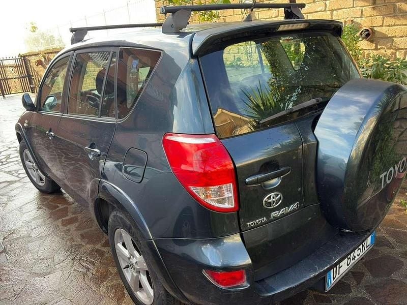 Usata Toyota RAV4 Luxury 177 CV (130 kW) 2006 Blu/azzurro SUV