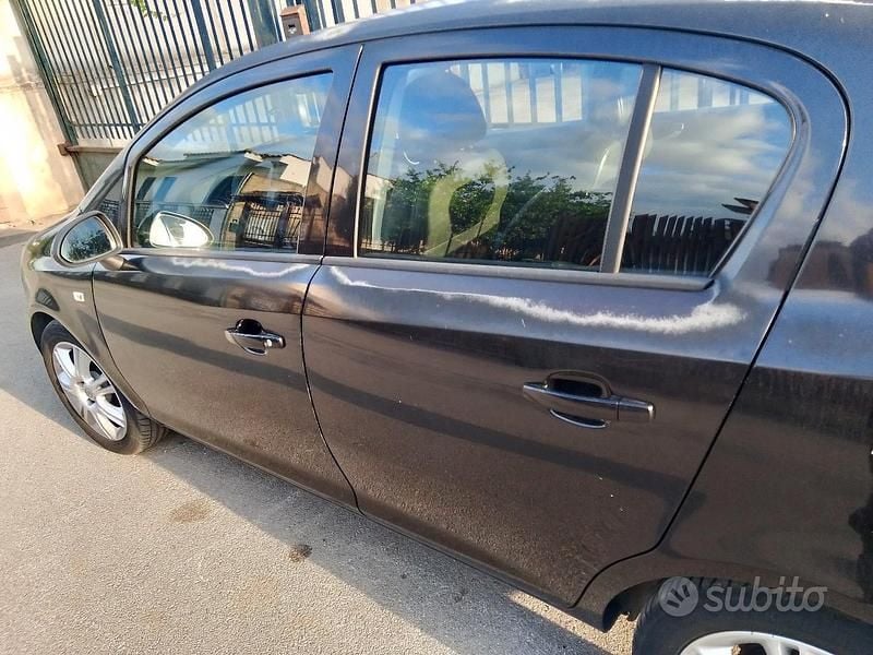 Usado Opel Corsa 82 HP (60 kW) 2010 Preto Citadino