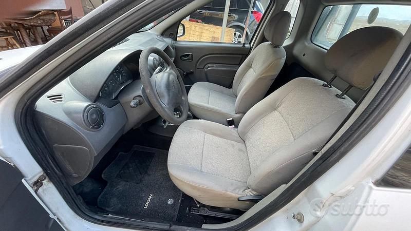 Usata 2010 Dacia Logan | 5500 € (Cara) - Immagine 1/4