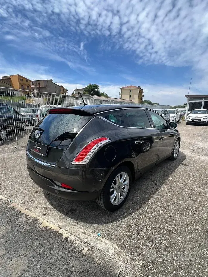 Begagnad Lancia Delta 120 HK (88 kW) 2011 Grå Halvkombi
